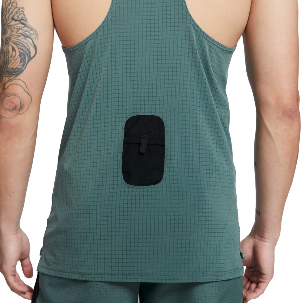 Nike Run Division Pinnacle Running Vest - SU21 | SportsShoes.com